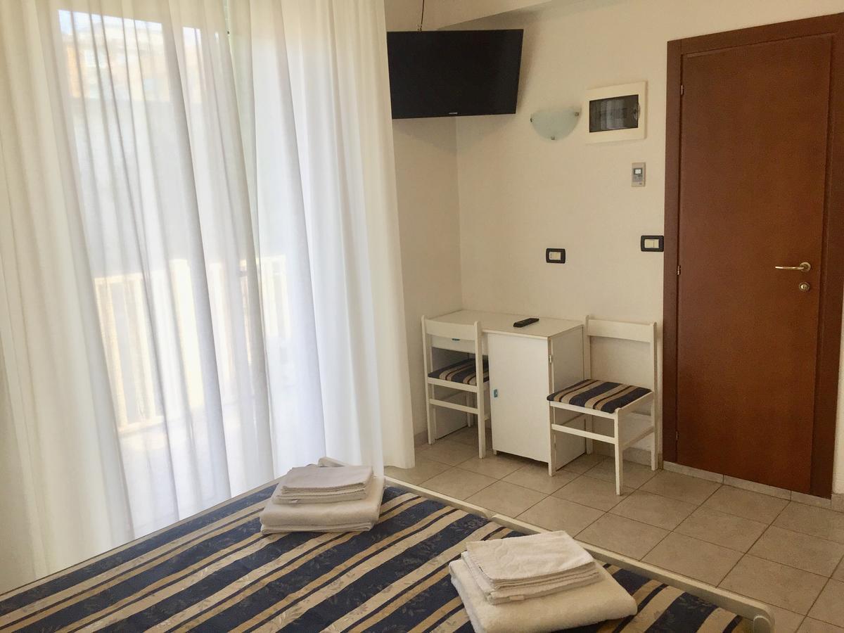 Hotel Aquila Azzurra Римини Экстерьер фото