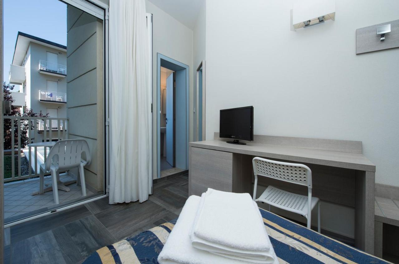Hotel Aquila Azzurra Римини Экстерьер фото