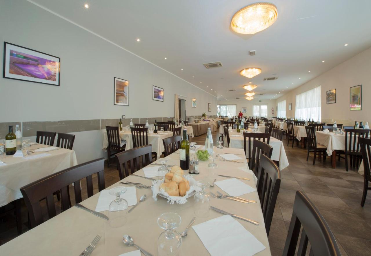 Hotel Aquila Azzurra Римини Экстерьер фото